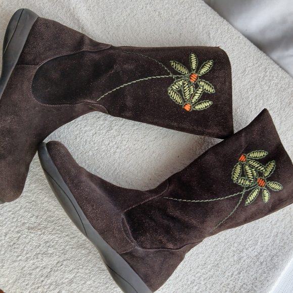 Rare Tabarca by Pepa Suede Boots Emboidered size 7.5 - Picture 4 of 7